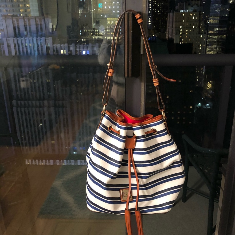 •Dooney & Bourke Kendall Bucket Bag•